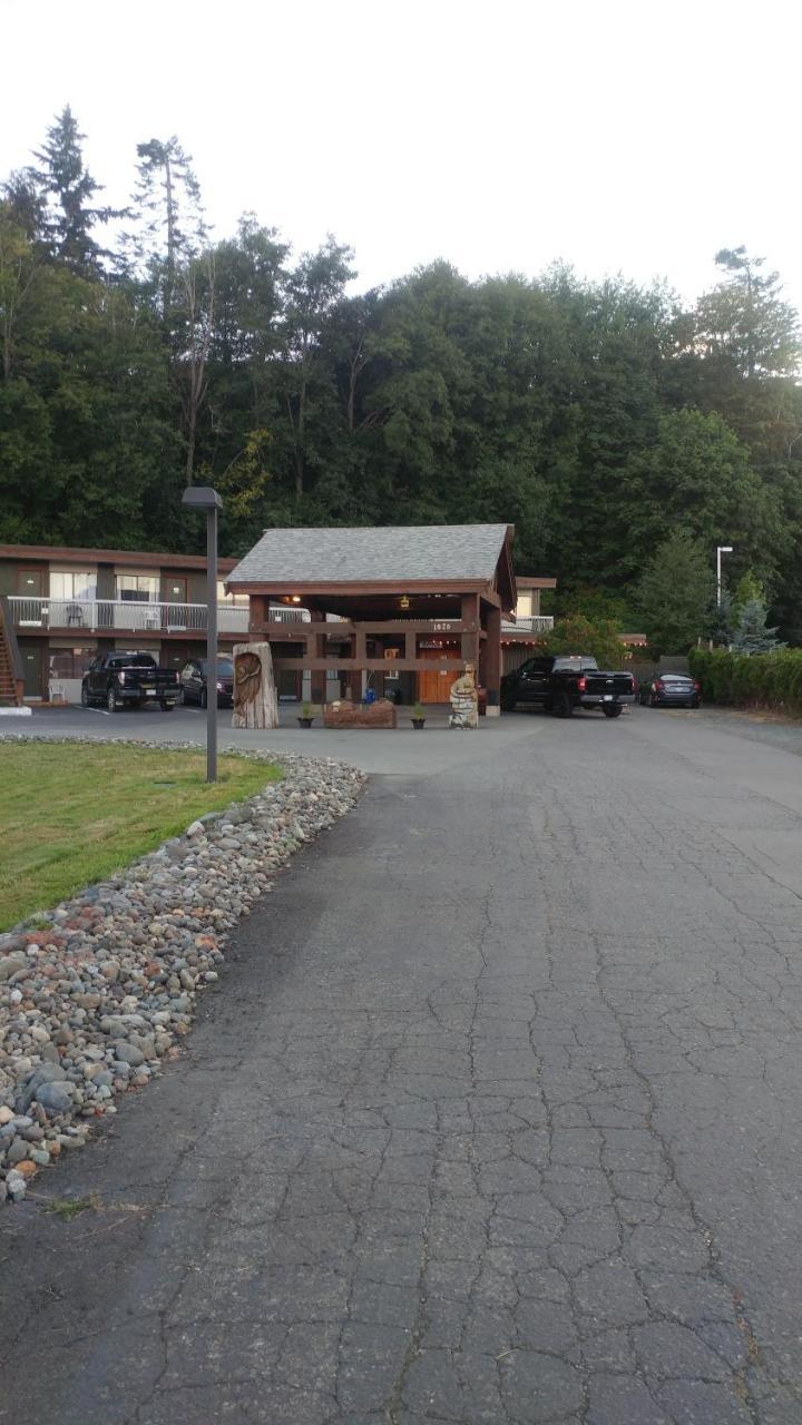 Big Rock Motel Кембъл Ривър Екстериор снимка
